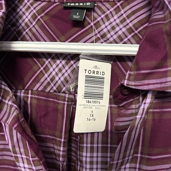 Torrid 1X plaid blouse, very light material (sorry for the wrinkles!) - Picture 2 of 2